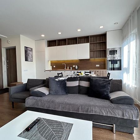 Your Home - Spacious Apartment In City Center, With Balcony & Self Check-In วิลนีอุส ภายนอก รูปภาพ