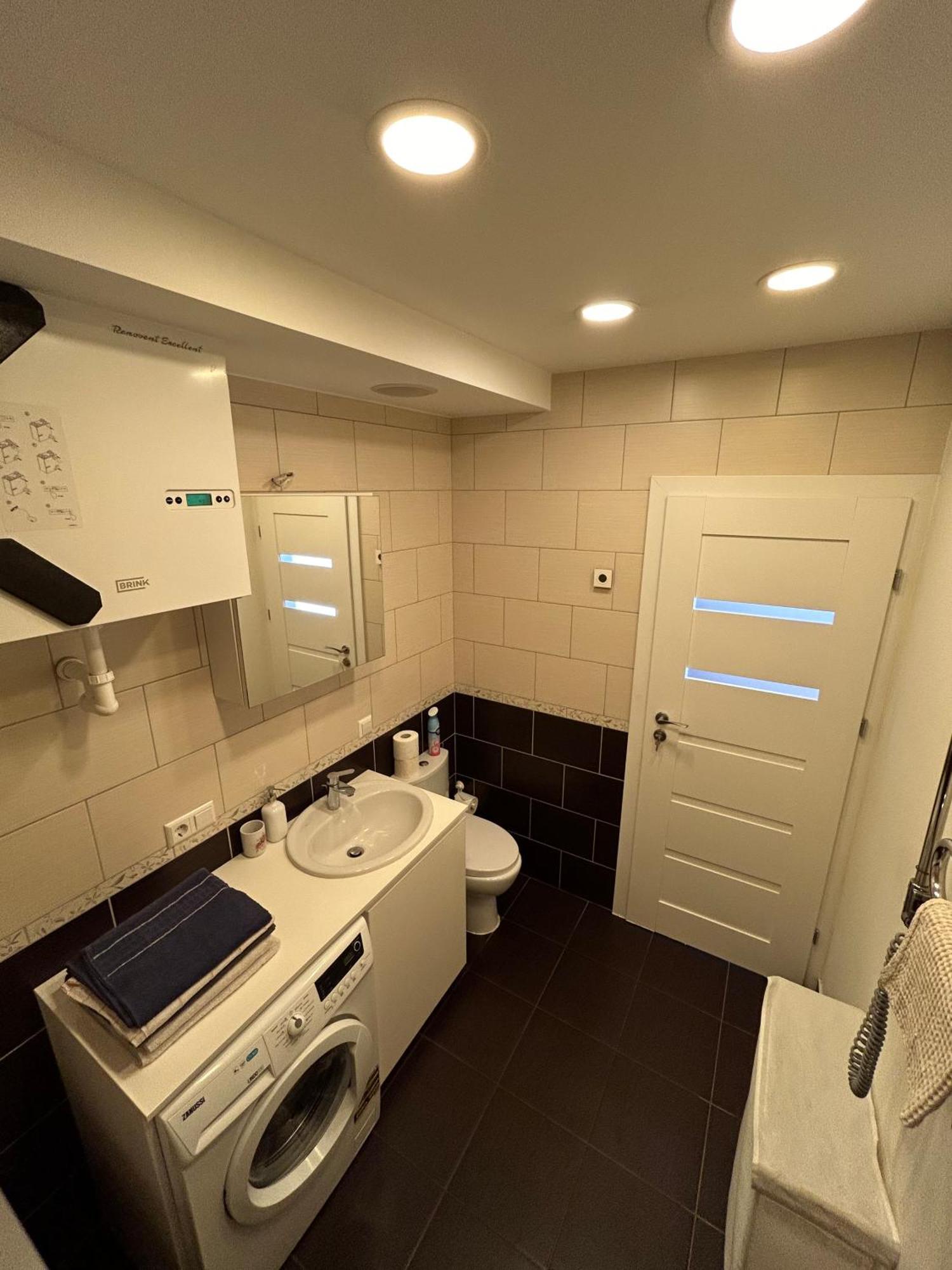 Your Home - Spacious Apartment In City Center, With Balcony & Self Check-In วิลนีอุส ภายนอก รูปภาพ