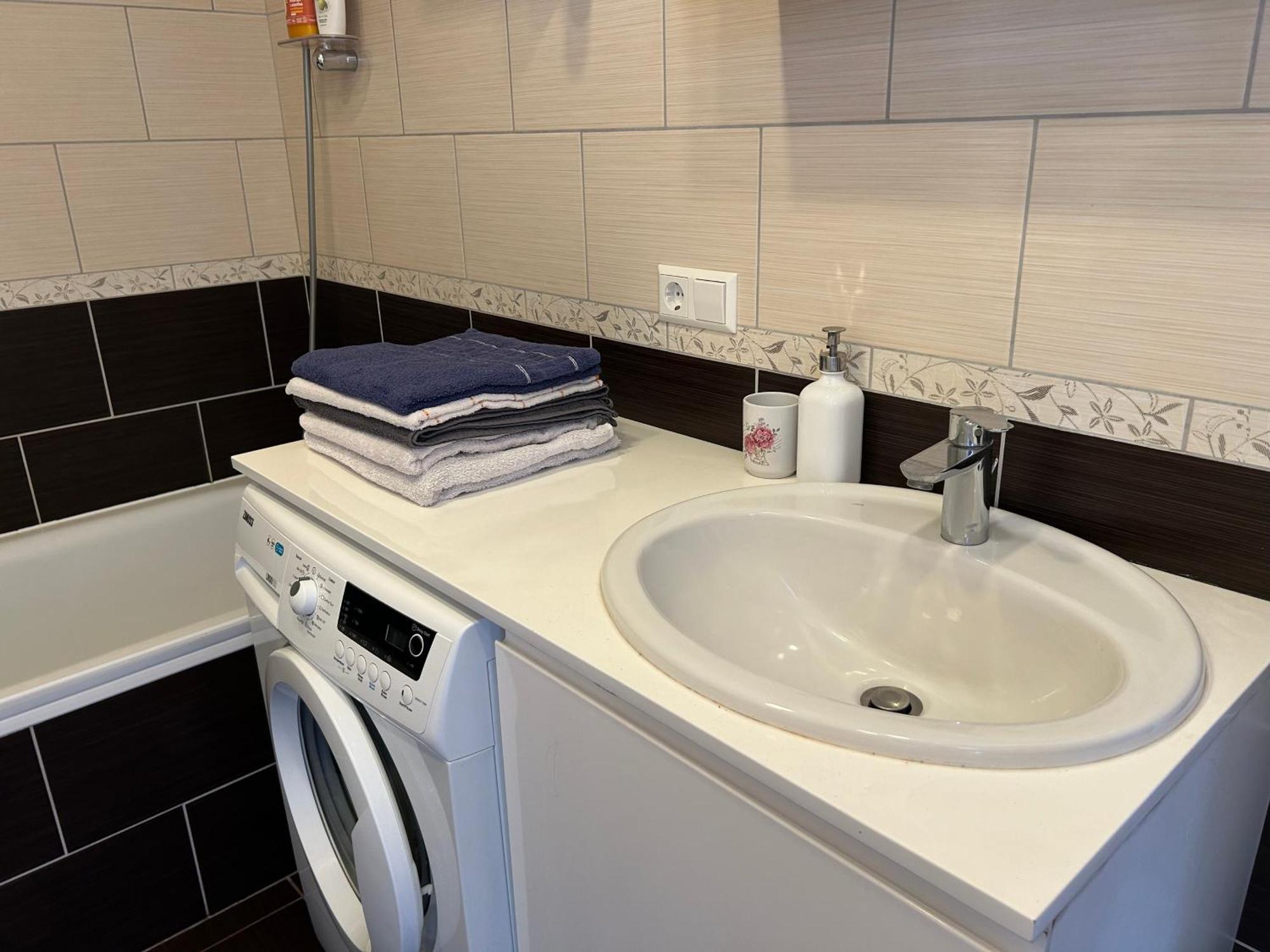 Your Home - Spacious Apartment In City Center, With Balcony & Self Check-In วิลนีอุส ภายนอก รูปภาพ